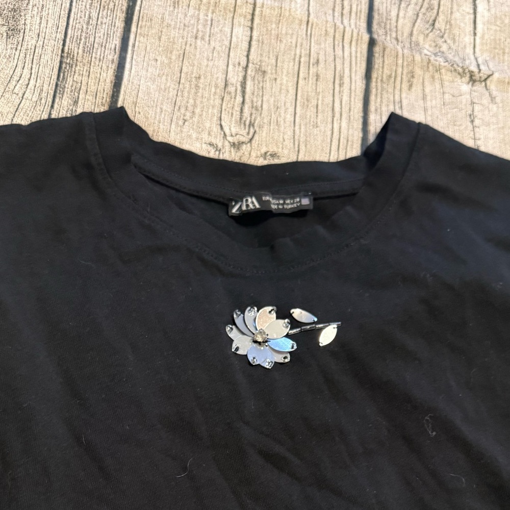 Zara short sleeve tee. Size M. Black color with pretty beaded flower